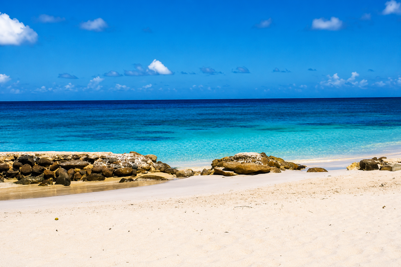 The deep blue horizon meeting the pale sand near El Muellecito