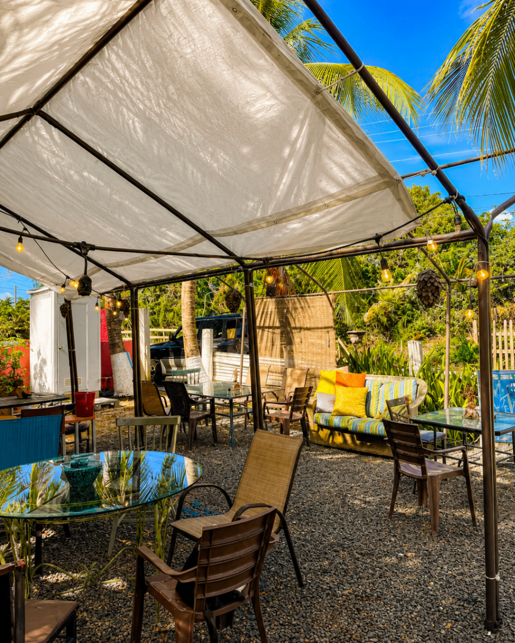 Kiosco La Pica — shaded outdoor seating with string lights and tropical greenery