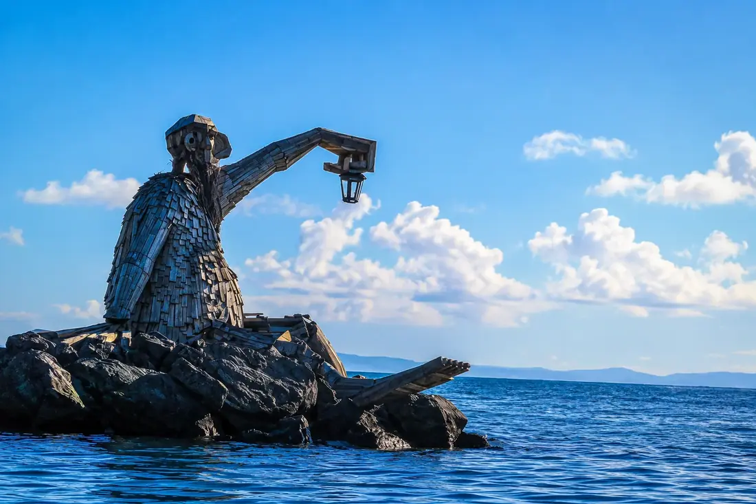 Héctor el Protector, Thomas Dambo's giant wooden troll sculpture overlooking the sea in Culebra